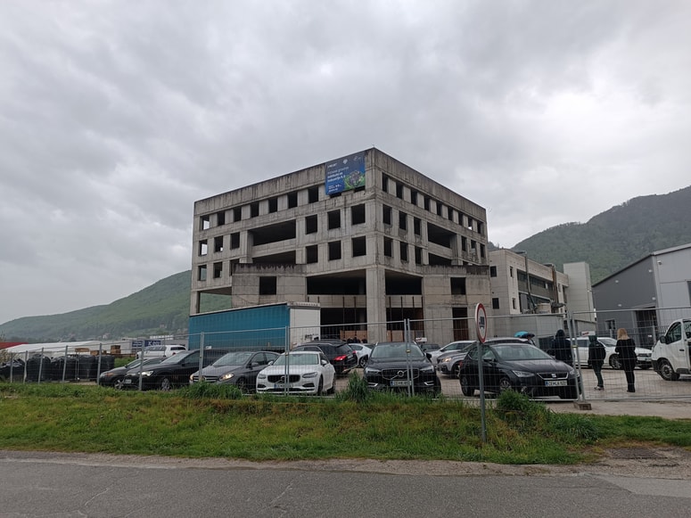 Nekdanji in nikoli dokončani Konusov inštitut v Slovenskih Konjicah naj bi postal Inštitut za industrijo 5.0, polovico pa bi zasedlo podjetje Urbana Pevnika, ki je novi lastnik stavbe. 