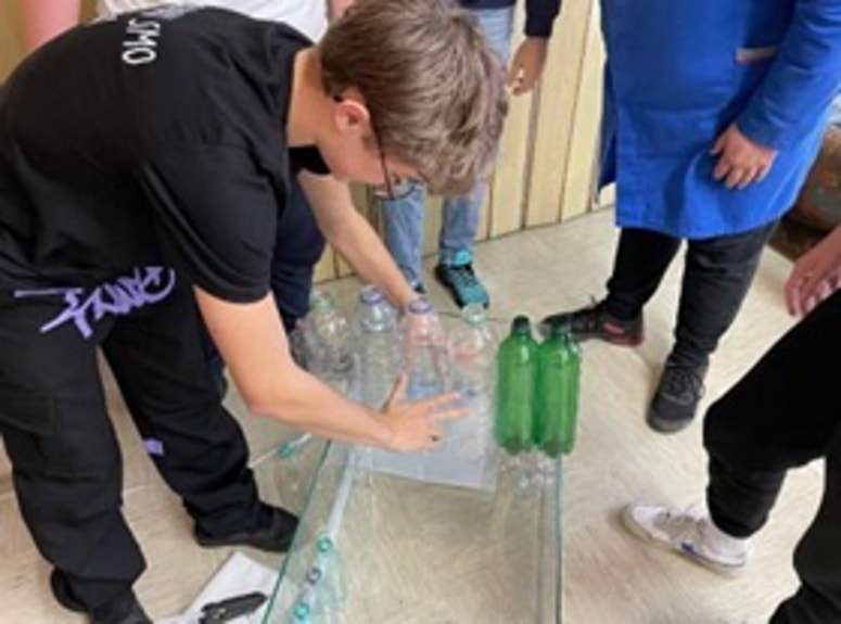 "Vsi člani ekipe smo bili v vseh fazah izdelave projekta izjemno zavzeti," so povedali dijaki zmagovalne ekipe.