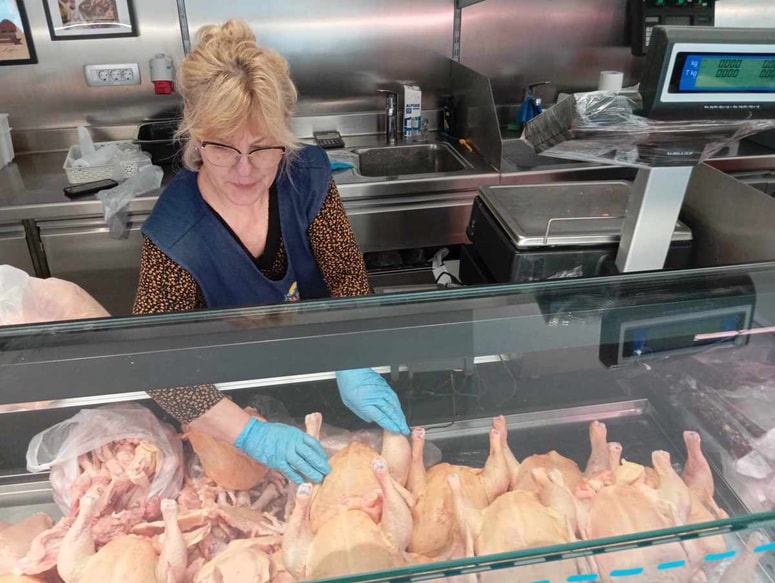 Marija Kajzer že vrsto let s predanostjo in prijaznostjo streže kupcem v mlečno-mesnem paviljonu na tržnici. 