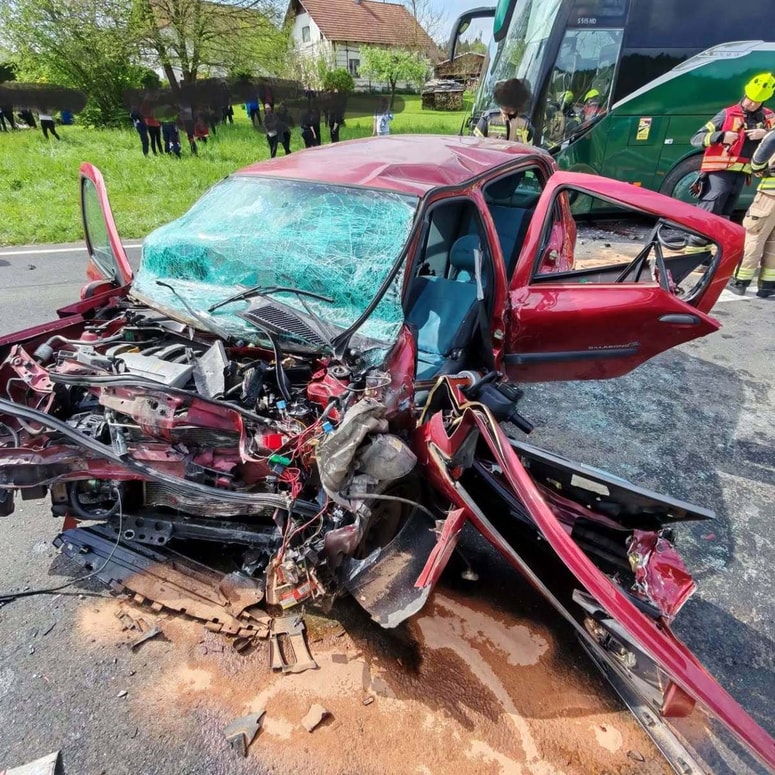 Posledice trčenje avtomobila in avtobusa med Ivančno Gorico in Šentvidom.