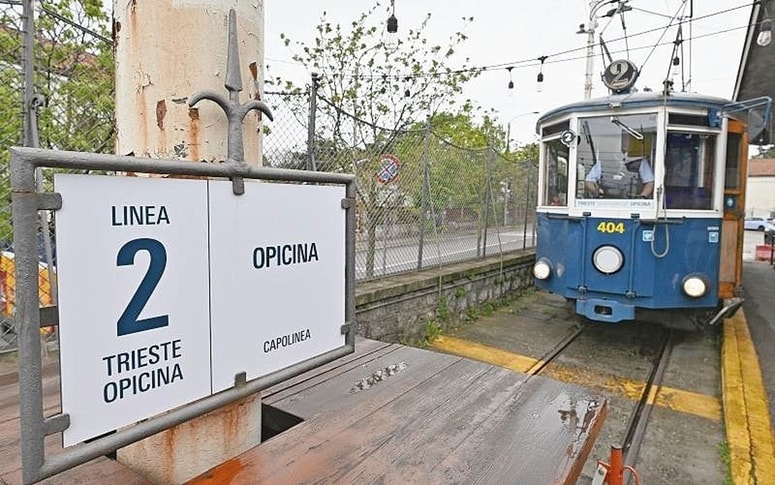 Na končni openski postaji potnike tramvaja pričaka enojezična tabla z napisom Opicina. 