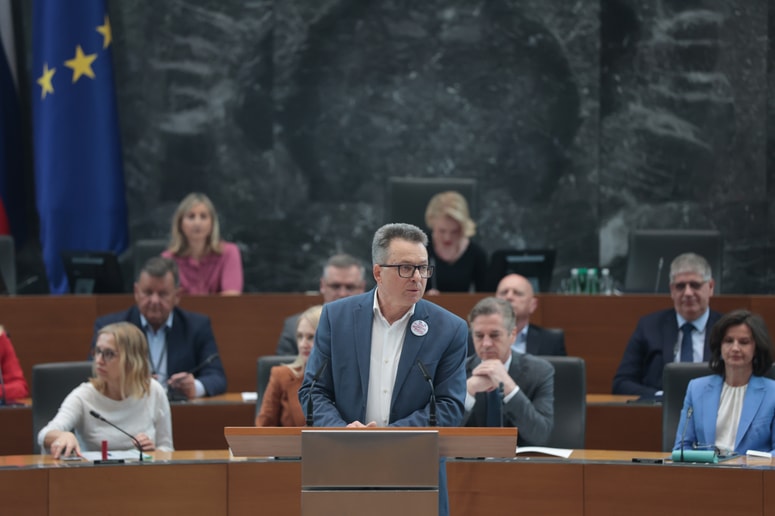 Včeraj je besedilo interpelacije v imenu predlagateljev predstavil poslanec SDS Zvone Černač.