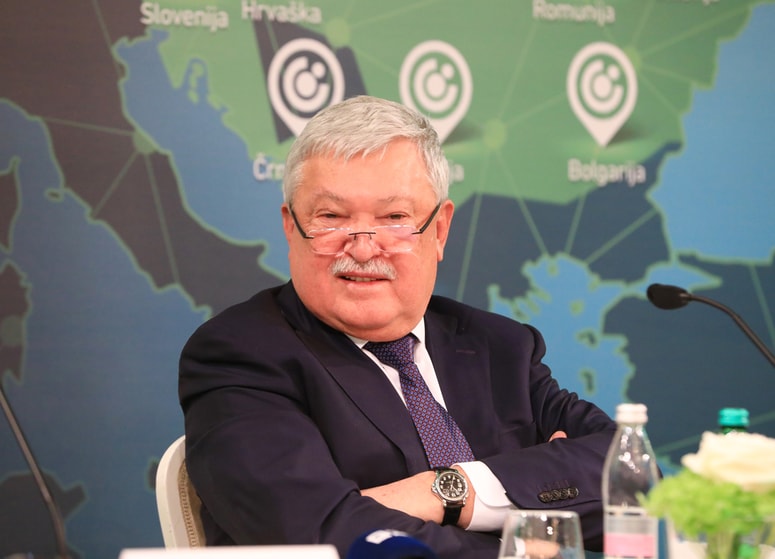 Sandor Csanyi po 33 letih vodenja upravnega odbora in opravljanja funkcije glavnega izvršnega direktorja madžarske OTP banke, svojo pot nadaljuje kot predsednik upravnega odbora, medtem ko bo Peter Csanyi s 1. majem prevzel vlogo glavnega izvršnega direktorja OTP banke.