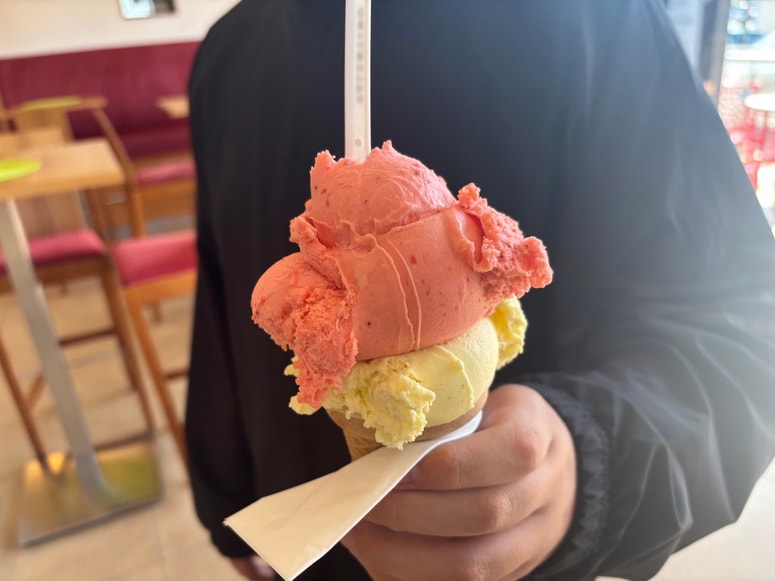 Glavna fotografija članka:Sladoled, otroštvo in miti: Čez modro nebo do planice