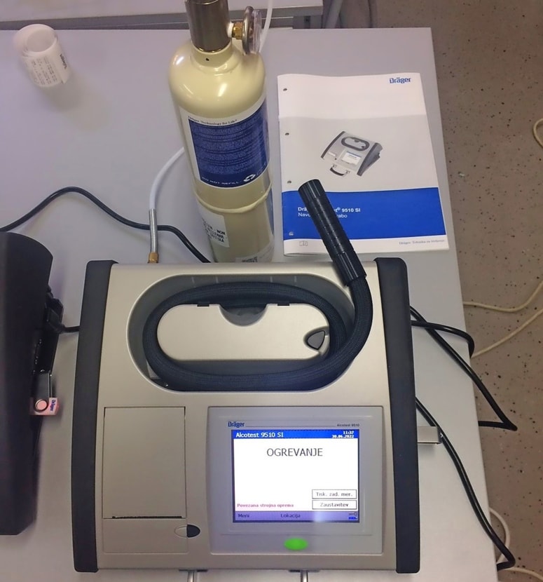 Ker se voznik ni strinjal z rezultatom alkotesta, so ga policisti preizkusili še z etilometrom.