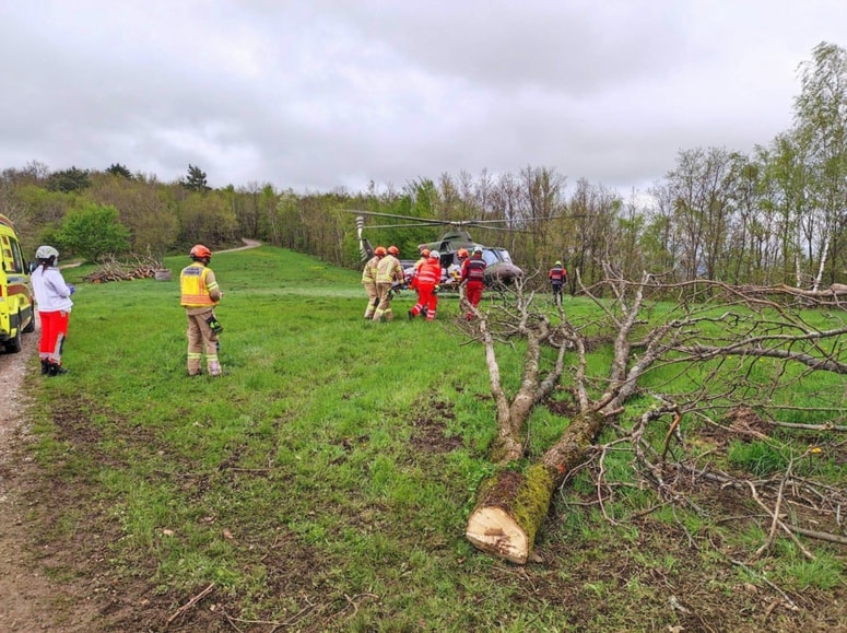 Hudo poškodovanega moškega so z vojaškim helikopterjem odpeljali na zdravljenje v ljubljanski klinični center.