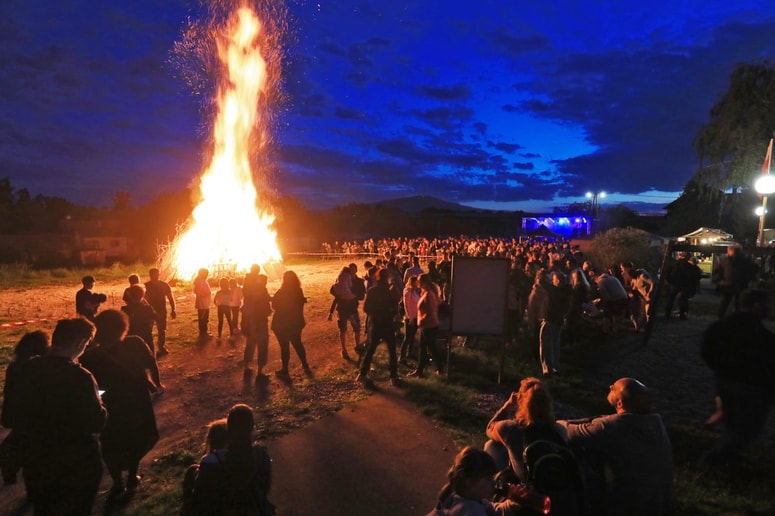 Kresovanje na predvečer praznika dela simbolno povezuje delavske pravice z ljudskim praznovanjem. 