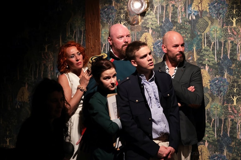 Otroka v igri prevzameta oblast nad odraslimi, pri čemer je eden vizionar in drugi travmatizirana deklica, ki ima vsega dovolj. 