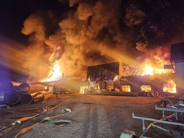 Ogenj, ki je izbruhnil okoli 23. ure, je pogašen. Zdaj so na vrsti preiskovalci, da ugotovijo, zakaj je zagorelo. 