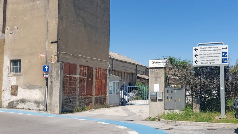 Vandale so obravnavali v Tovarniški ulici v Izoli.