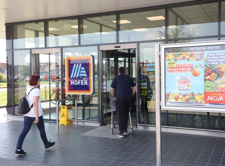 "To, kar spremljamo danes, so vzorci brutalnega vedenja multinacionalk do nerazvitih držav, o katerih smo se učili pred tremi desetletji in ki so se dogajali v podsaharski Afriki," meni agrarni ekonomist.  