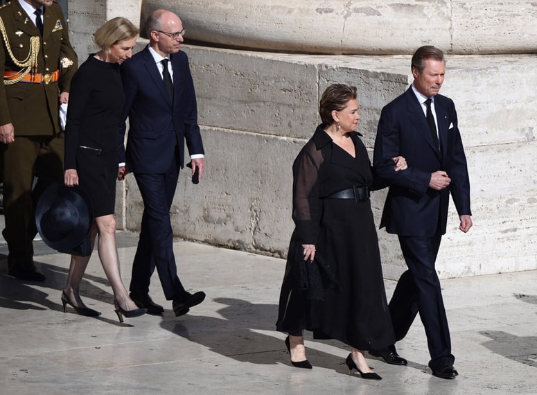 Vojvoda Henri in vojvodfinja Maria Teresa na pogrebu papeža Frančiška. 