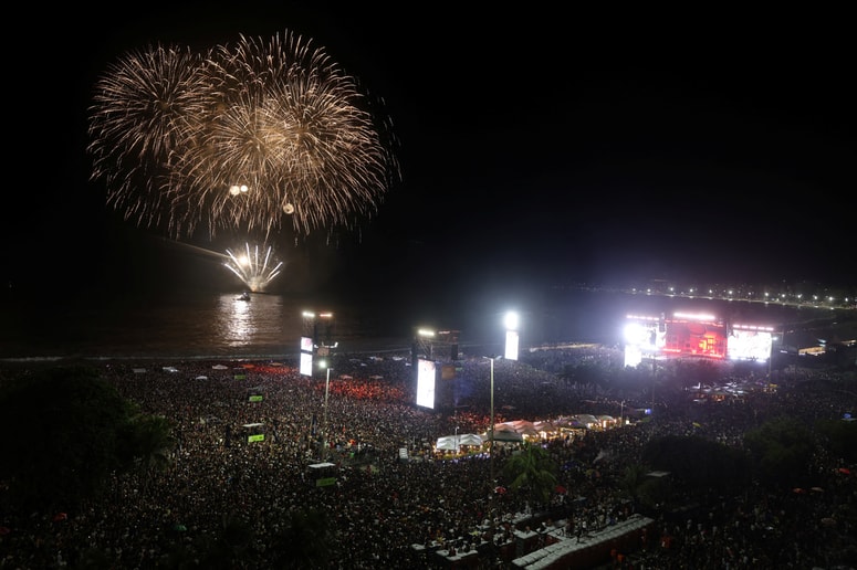 Koncert je potekal na znameniti plaži Copacabana.