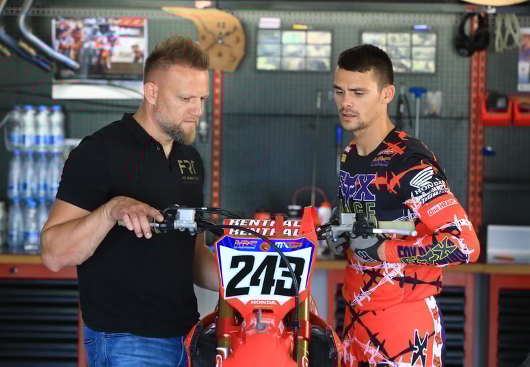 Gajser te dni obiskuje specialiste in sestavlja plan rehabilitacije, je dejal Renko. 