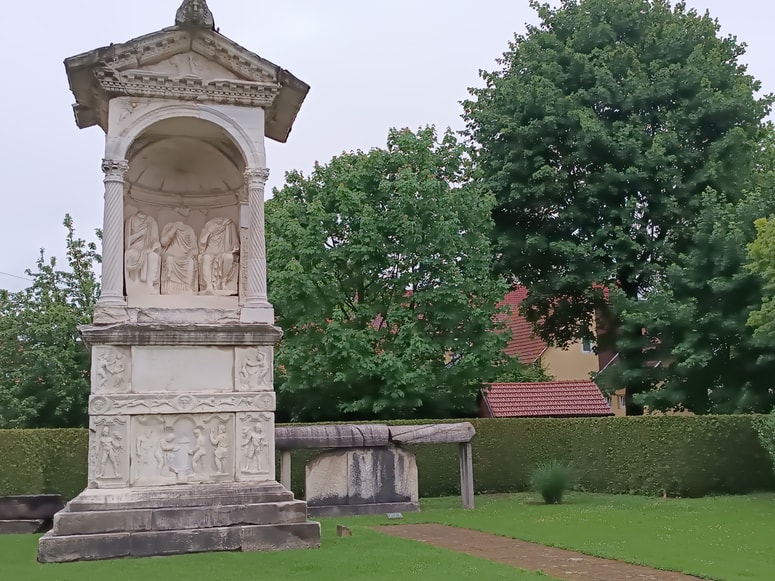 Spektacijeva grobnica, Rimska nekropola Šempeter 