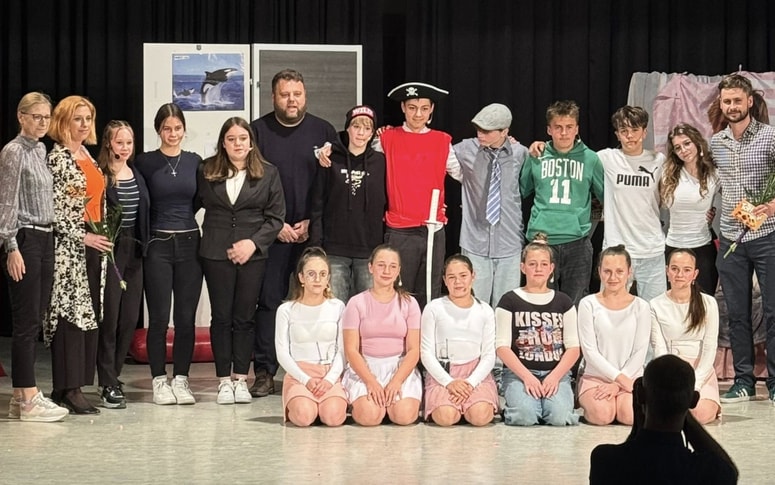 Nastopajoči v družbi mentorjev in županje Občine Gornja Radgona Urške Mauko Tuš.