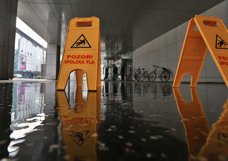 Glavna fotografija članka:(POGLED) Kolumna Petre Juvančič: Cesarju, kar je cesarjevega - a kje so meje pri obremenitvi dela?