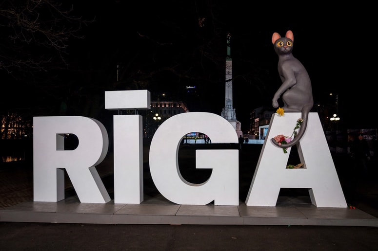 Figuro mačke iz filma Valovanje so marca postavili kot dobrodošlico obiskovalcem pri vstopu v središče Rige. 