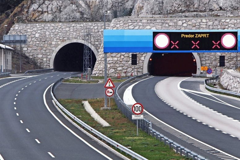 Ljubljančan je namesto v desno cev predora zapeljal v levo cev in kmalu ugotovil, da je naredil napako. 