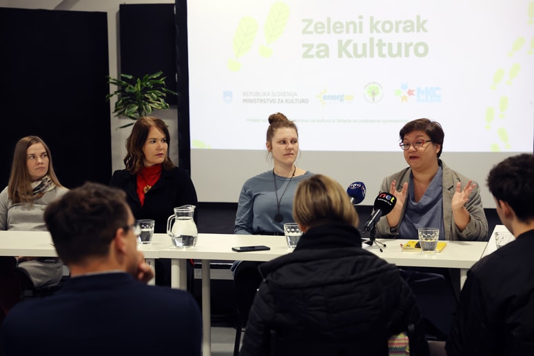 Projekt Zeleni korak za kulturo so predstavile (od desne) direktorica MKC Maribor Marja Guček, vodja projekta pri MKC Adrijana Kos, Petra Plošnik iz EnergaPa in Katja Sreš iz nevladne organizacije Ekologi brez meja.