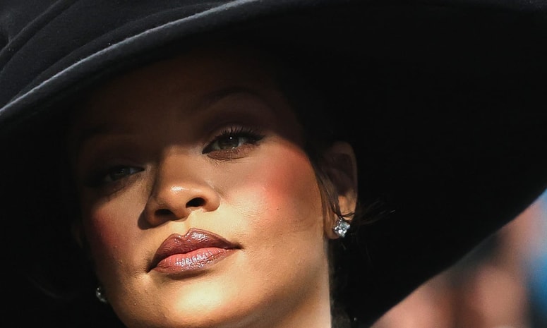 Poleg izjemno uspešne glasbene kariere Rihanna dosega globalne uspehe tudi s svojo kozmetično linijo Fenty Beauty. 
