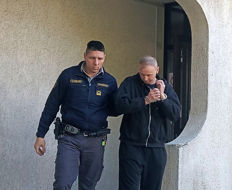 Boštjan Tomažič se je včeraj lastnikoma požganih vozil na sodišču opravičil in dodal, da se dogajanja tistega dne ne spomni. Hkrati pa je zatrdil, da tega, kar naj bi bil storil, ni načrtoval. 