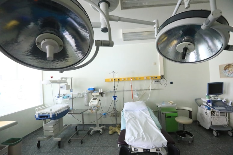 Tožnica je prepričana, da se je nesrečno izšlo zaradi zdravniške napake. Fotografija je simbolična. 