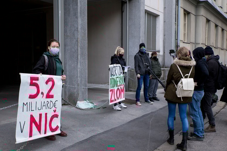 Na bolj smotrno porabo evropskega denarja so opozarjali mladi za podnebno pravičnost. 