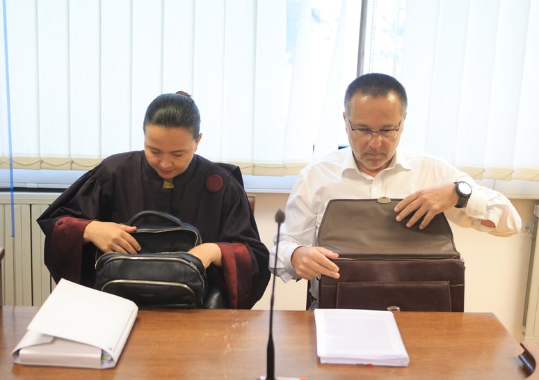 Vinko Letnar in njegova pooblaščenka odvetnica Jerica Jančar trdita, da je službo izgubil nezakonito. 