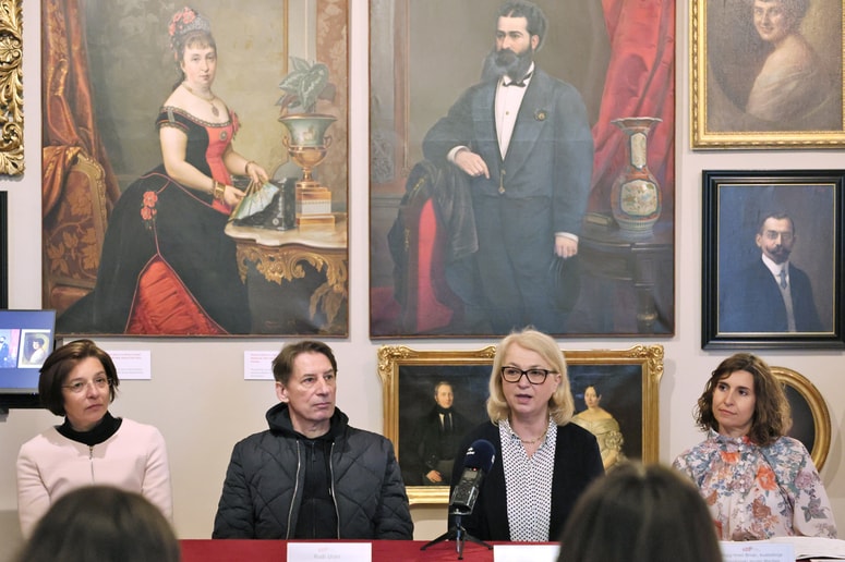 Program za mesec maj Pokrajinskega muzeja Maribor so predstavili (z leve): kustodinja etnologinja Nives Cvikl, direktorica muzeja dr. Mirjana Koren, fotograf in režiser Rudi Uran in kustodinja umetnostna zgodovinarka Maja Hren Brvar.