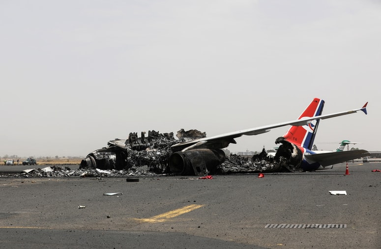 Posledice izraelskega napada na letališče v Sani