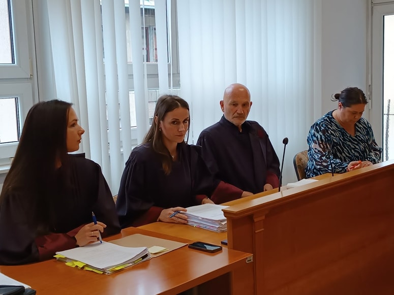 Glavna obtožena v primeru domnevne zlorabe evropskih sredstev je direktorica družbe Griffin Tanja Čajavec (desno), ob njej njen odvetnik Boštjan Penko, odvetnica družbe Griffin Nataša Mlakar Sukič in odvetnica soobtožene Suzi Kvas Nina Terglav. 