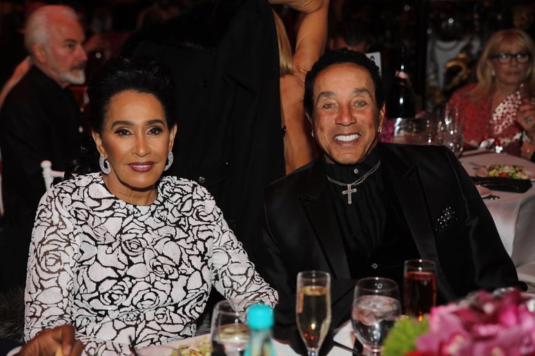 Frances Glandney Robinson in Smokey Robinson. Nad zakoncema visi gora obtožb. 