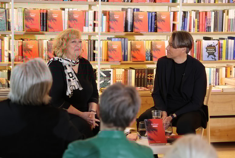 Če se človek toliko ukvarja s krajem, kjer je odraščal, pa nikoli ni slišal zanjo, se vpraša - ali je kaj narobe z njegovim spominom ali pa je Štefko Cobelj zamolčala okolica, je na predstavitvi romana v mariborski knjigarni Beletrina v pogovoru z nekdanjo Večerovo novinarko Melito Forstnerič Hajnšek razmišljal Šteger.