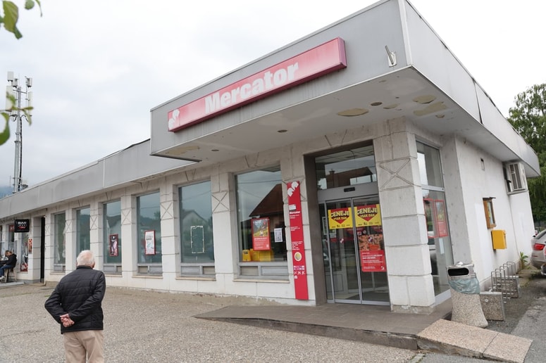 Na zaprtih vratih Marketa Lovec na Radvanjski cesti v Mariboru piše, da so kupci vabljeni v Mercatorjevi trgovini v Borštnikovi in Prušnikovi ulici. 