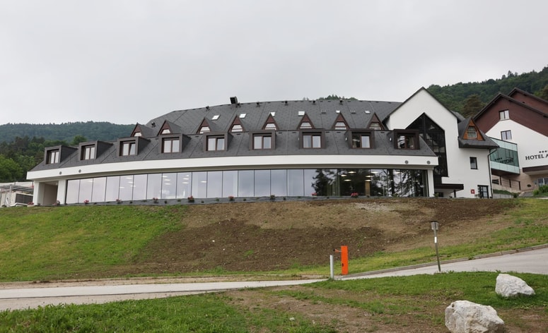 Prizidek s stekleno steno je tako vpet v okolje, da ga vsi niti ne opazijo. 