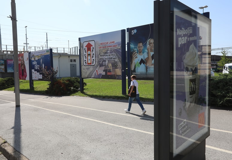 Glavna fotografija članka:(PISMO BRALCA) Ponovno o reklamnih tablah in gostinskih vrtovih