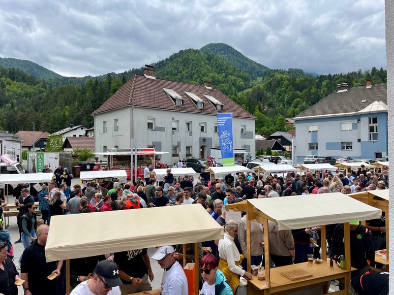 Ogromno obiskovalcev vsako leto privabi festival makaronflajša, ki je postal zaščitni znak Mežice.