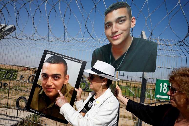 Varda Ben Baruch, babica zajetega talca Edana Alexandra, z njegovim portretom.