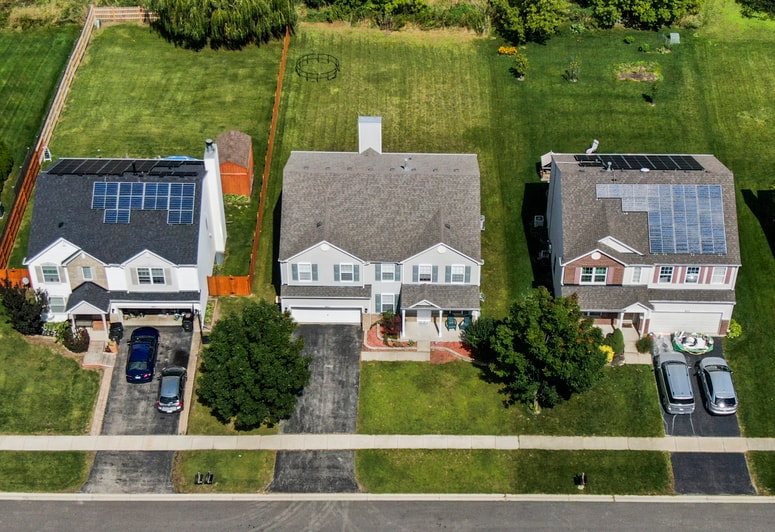 Ob investicijskih stroških in po odbitku subvencije, ki je za hibridne sisteme, torej sončno elektrarno z baterijskim hranilnikom, ugodna, je povračilna doba zelo primerljiva s tisto za elektrarne z net meteringom. 