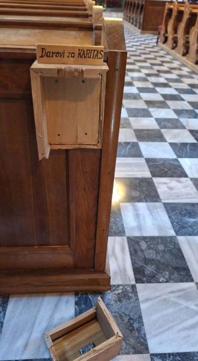 V noči na včeraj je nekdo vlomil v frankolovsko cerkev, uničil je tudi puščico Karitasa. 