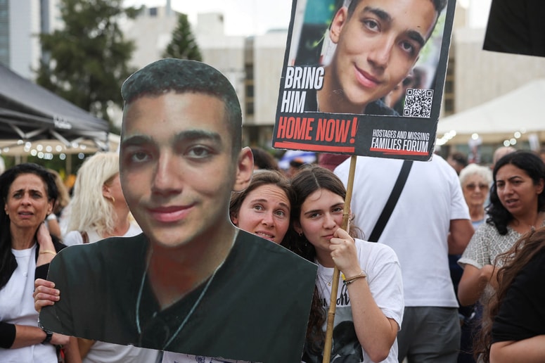 Glavna fotografija članka:(FOTO) Hamas izpustil izraelskega vojaka z ameriškim državljanstvom, zadnjega preživelega ameriškega talca