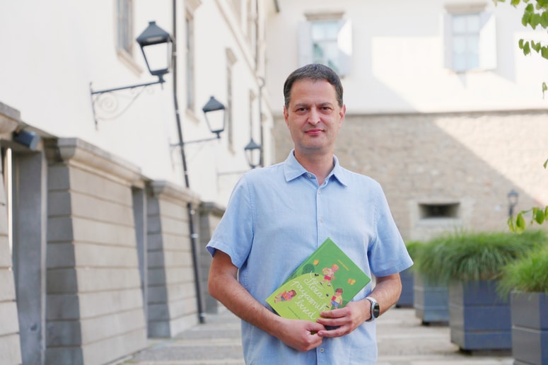 David Bedrač je tudi učitelj slovenščine, poučuje v Osnovni šoli Ljudski vrt na Ptuju. "Učence mi je uspelo navdušiti, da imajo slovenščino kar radi. Zraven športne vzgoje," se zasmeje.