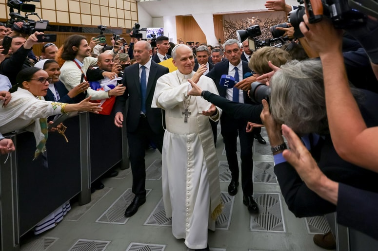 Leon XIV. med srečanjem z novinarji, ki so v Rimu spremljali papeške volitve. 