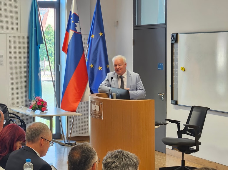 V. d. strokovnega vodje Klinike za interno medicino dr. Robert Ekart