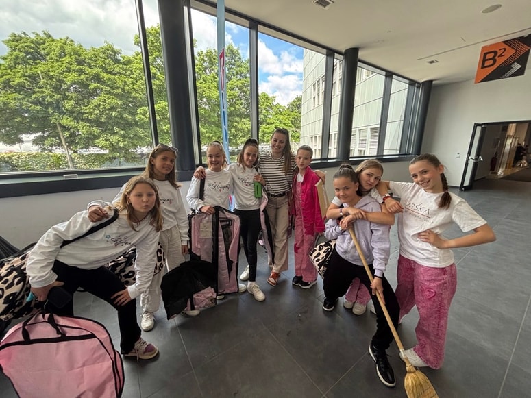 Mlada dekleta s plesno učiteljico iz Plesne šole Urška tik pred nastopom v dveh plesnih kategorijah.