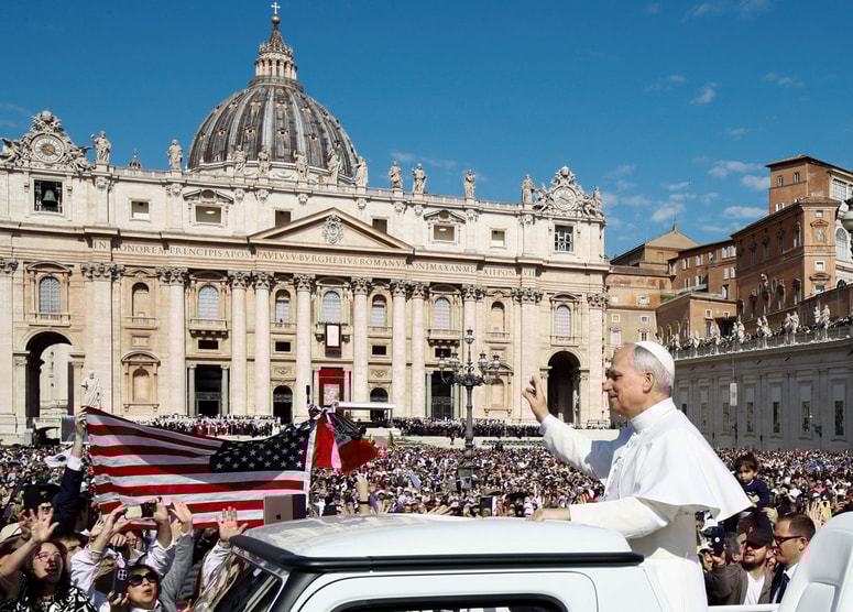 Papež pred umestitvijo s papamobilom med množico na Trgu sv. Petra.