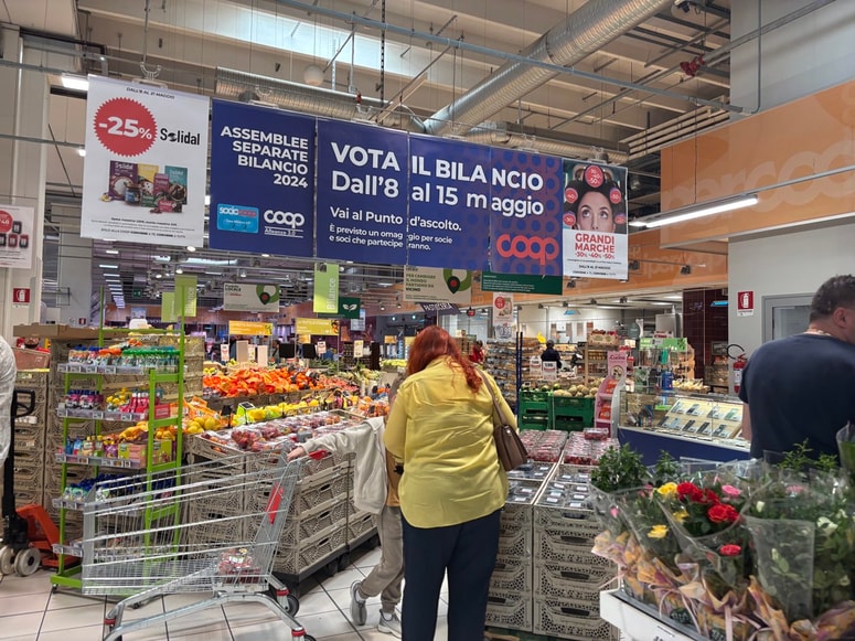 Sobotno popoldne v hipermarketu Ipercoop v nakupovalnem središču Montedoro v Miljah.