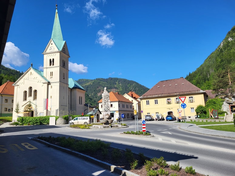 Med težavami, s katerimi se sooča občina Črna, izpostavljajo nujnost ureditve cestnih povezav in težave z dostopom do interneta. 