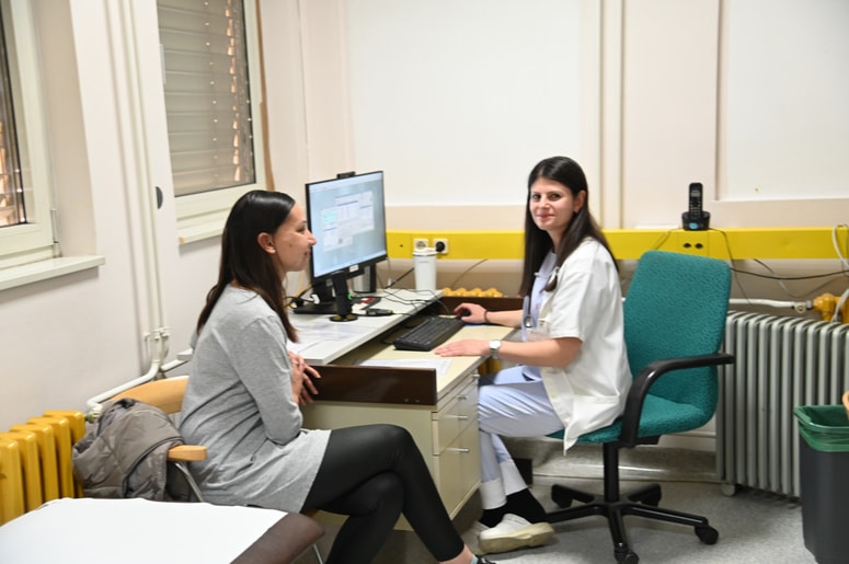 Mateja Žalig, pacientka s KVČB in gastroenterologinja Cvetanka Velkovski 